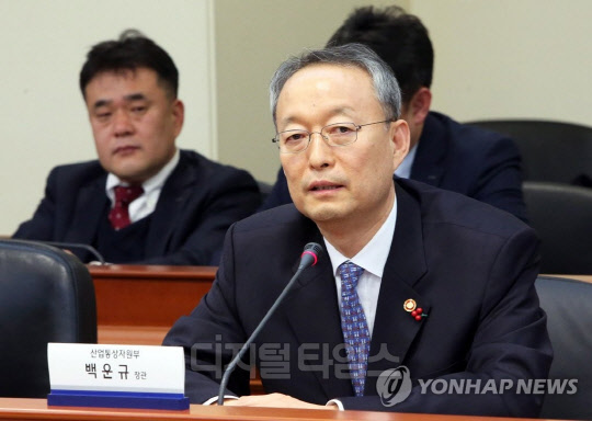 백운규 전 산업통상자원부 장관이 2018년 국회에 출석해 의원들 질의에 답하고 있다. <연합뉴스>